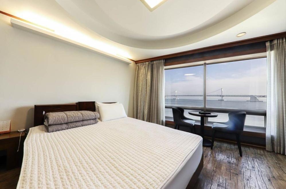 Bridge Hotel Busan Bagian luar foto