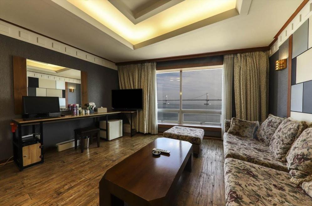 Bridge Hotel Busan Bagian luar foto
